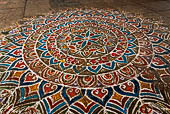 The great Chola temples of Tamil Nadu - The art of the kolam  inside the Nataraja temple of Chidambaram. 